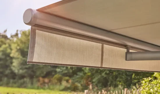 Nahaufnahme einer Markise mit Garten im Hintergrund