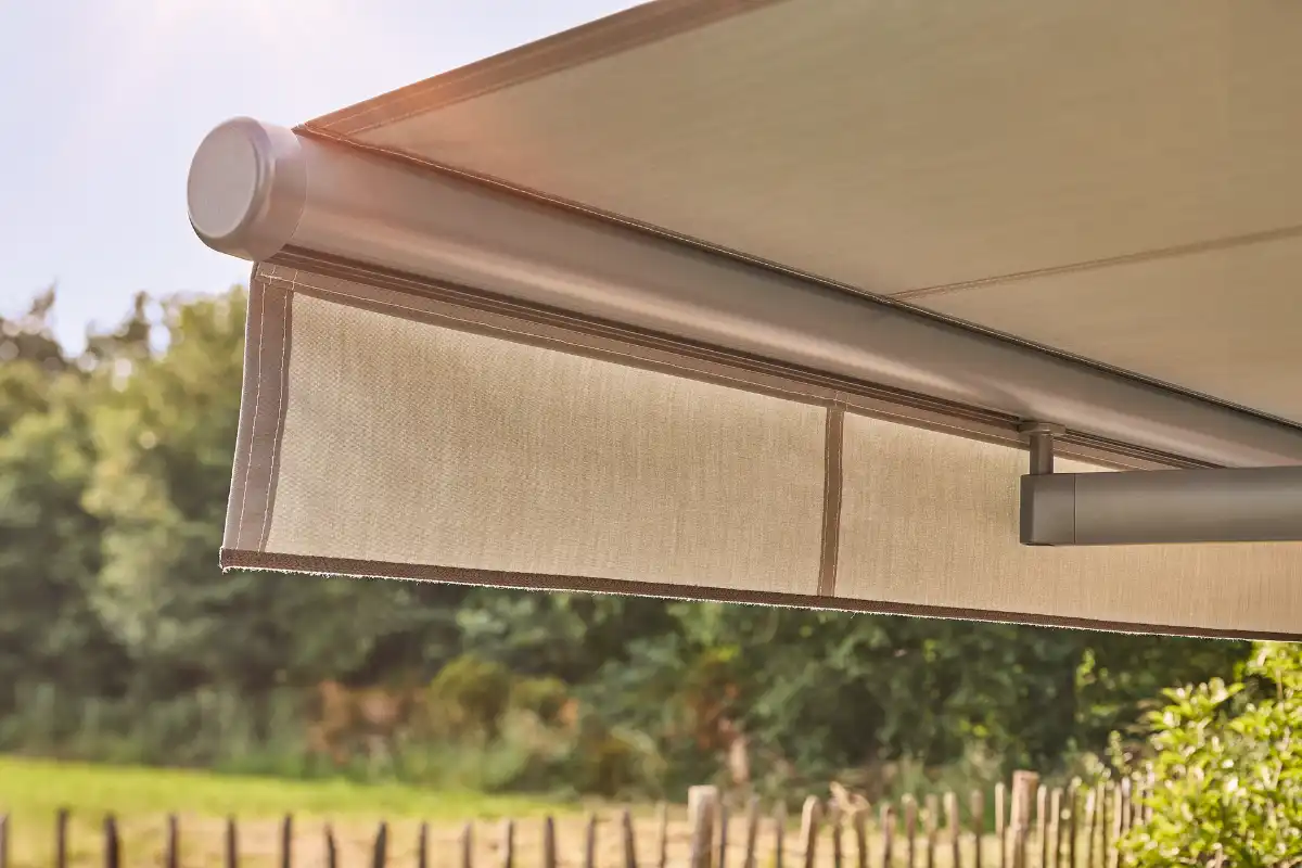 Markise mit Sonnenschutz in einem Garten