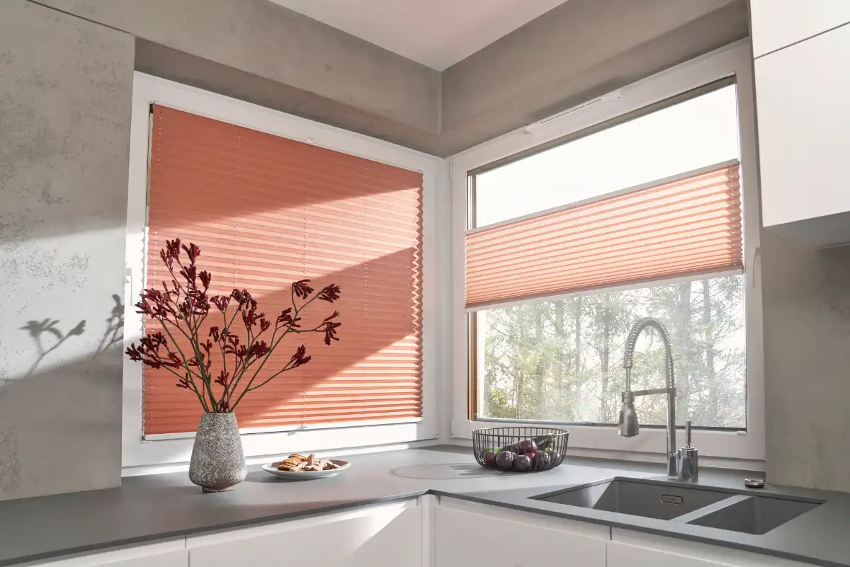 Moderne Kücheneinrichtung mit orangefarbenen Plissees
