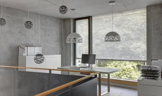 Modernes Büro mit grauen Innenjalousien für Blend- und Sonnenschutz