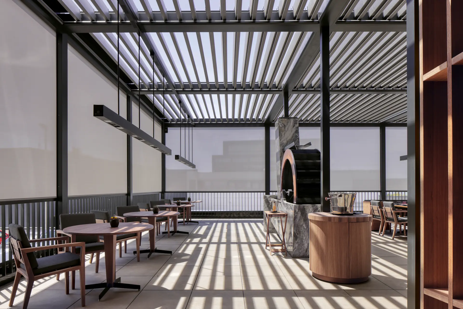 Vertikale Fenstermarkisen in einem Restaurant mit mehreren Tischgruppen