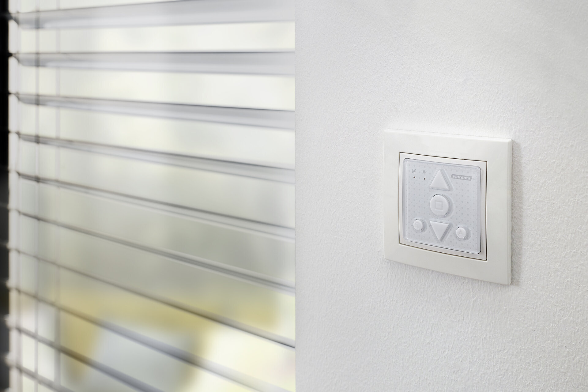 Steuerung des Sonnenschutzes an der Wand.