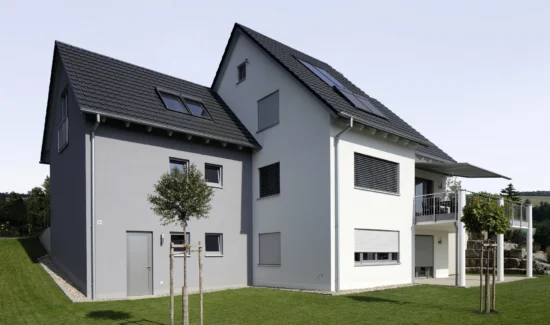 Modernes Einfamilienhaus mit Solaranlage und Garten