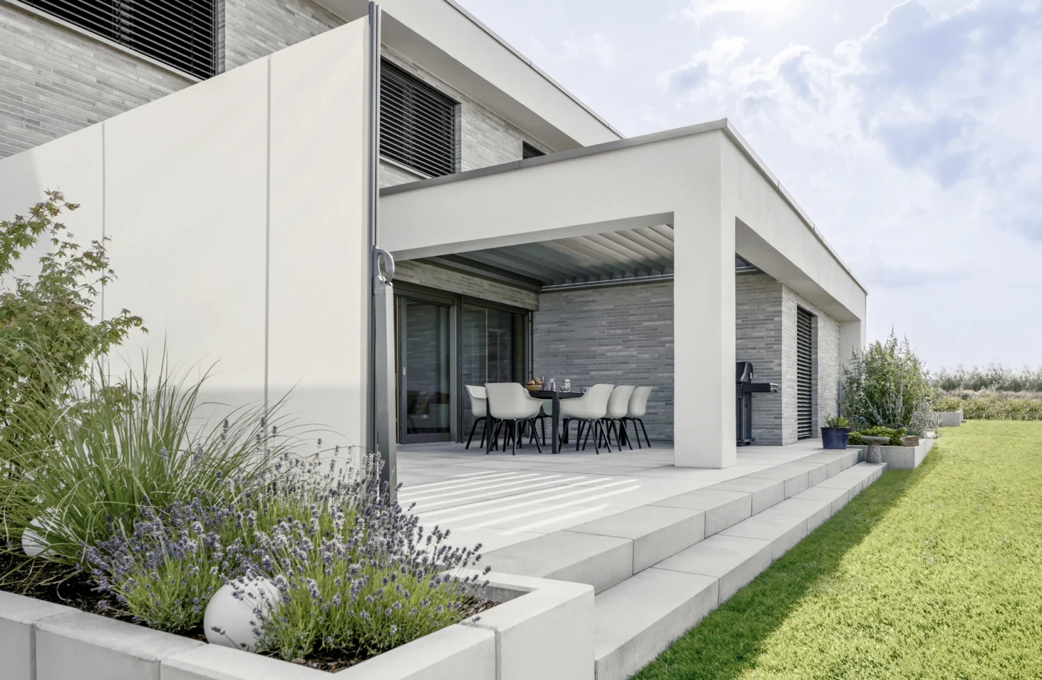 Moderne Terrasse mit Garten und Sitzbereich