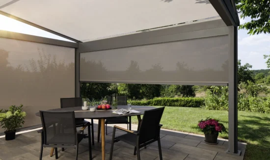 Moderne überdachte Terrasse mit Sonnenschutz und Gartenmöbeln