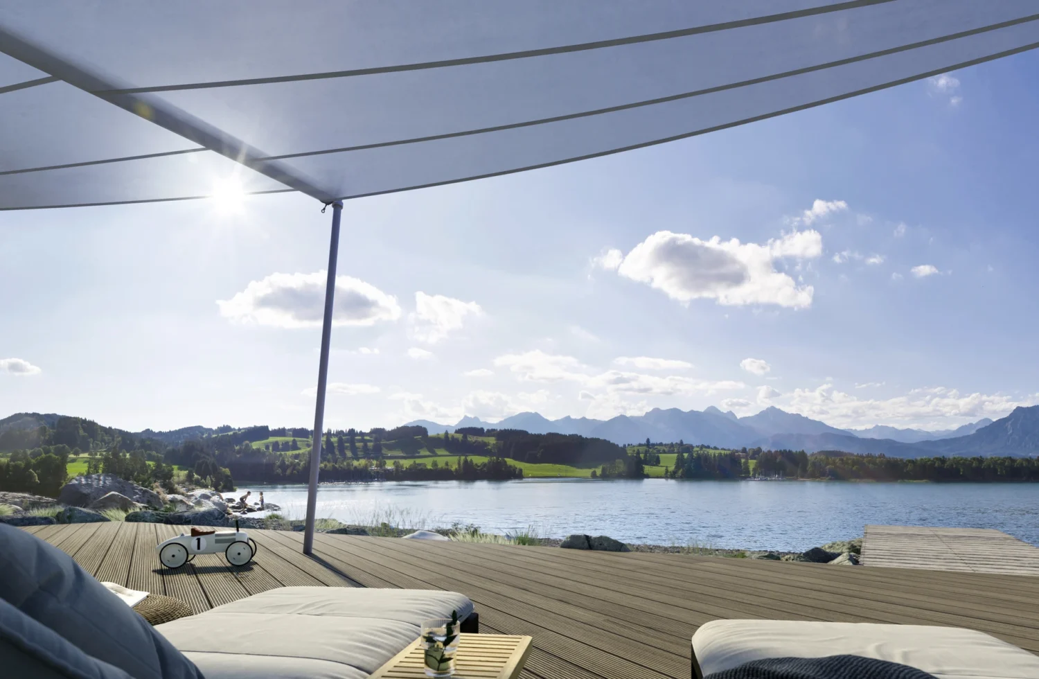 Traumhafte Aussicht auf einen See mit Sonnenschutz und Liege auf einer Terrasse