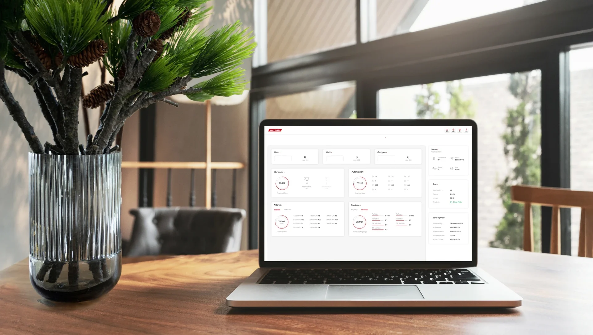 Laptop auf Tisch mit geöffnetem Dashboard