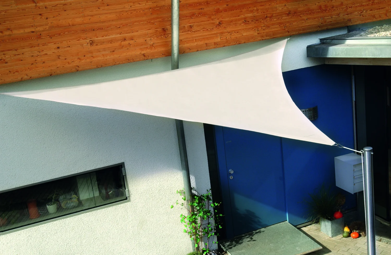 Modernes Sonnensegel über Eingangsbereich eines Hauses