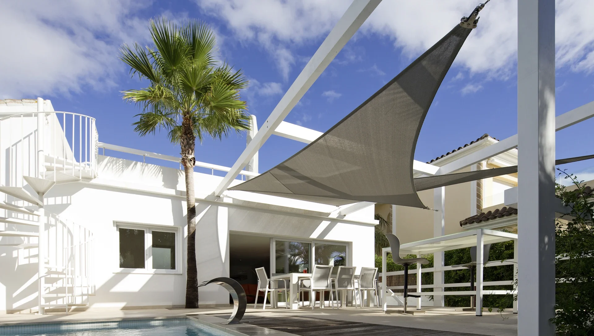 Moderne Villa mit Pool und Sonnensegel