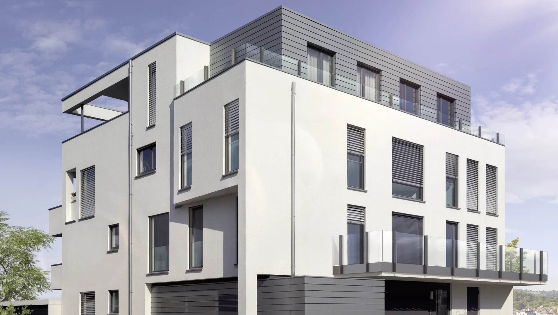 Moderne mehrstöckige Wohnanlage mit Glasbalkonen und grauen Fassadenelementen