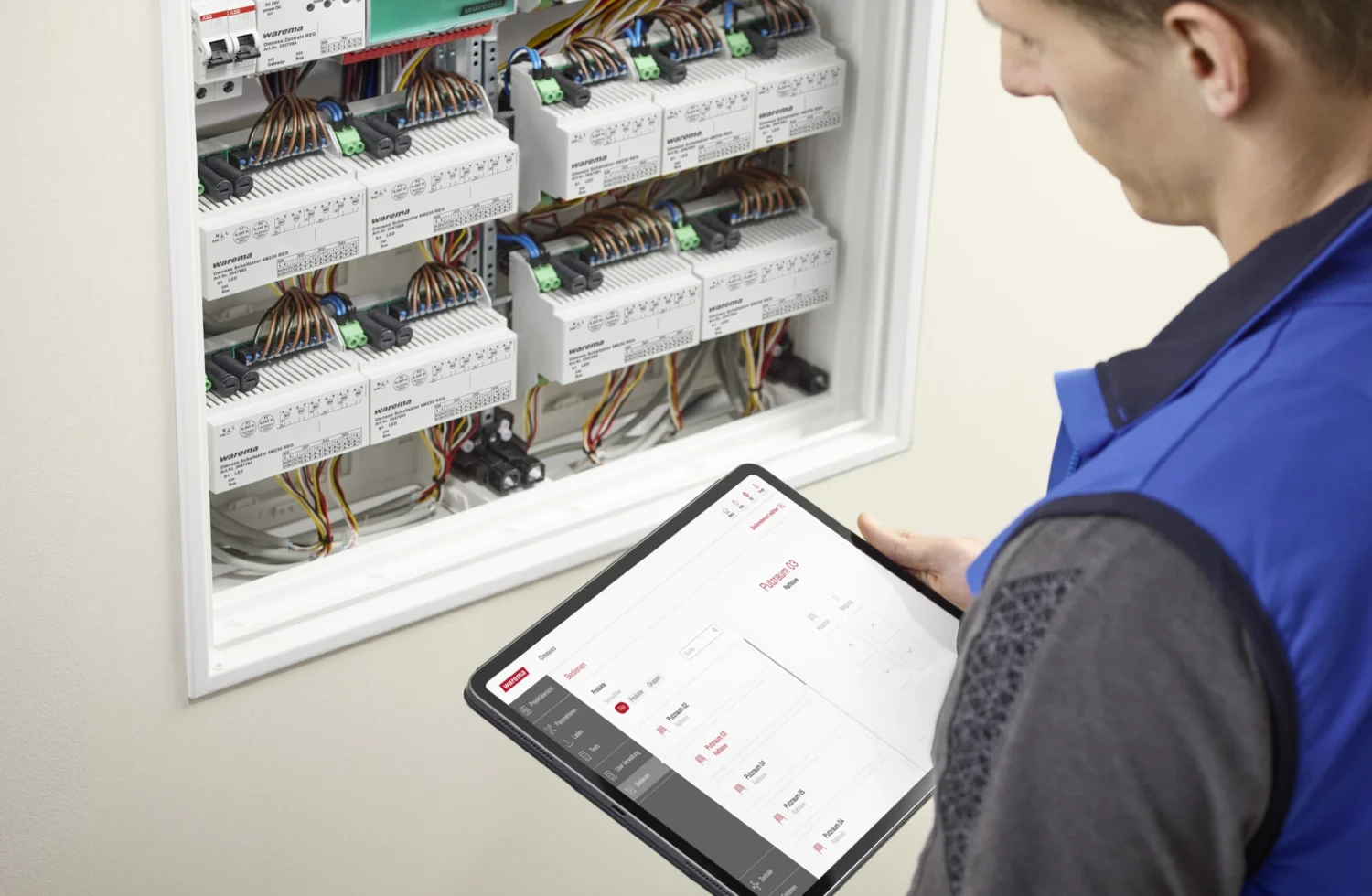 Elektriker mit Laptop vor Schaltschrank